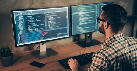 Zarobki programistów. Na ile na rękę może liczyć koder w pierwszej pracy?