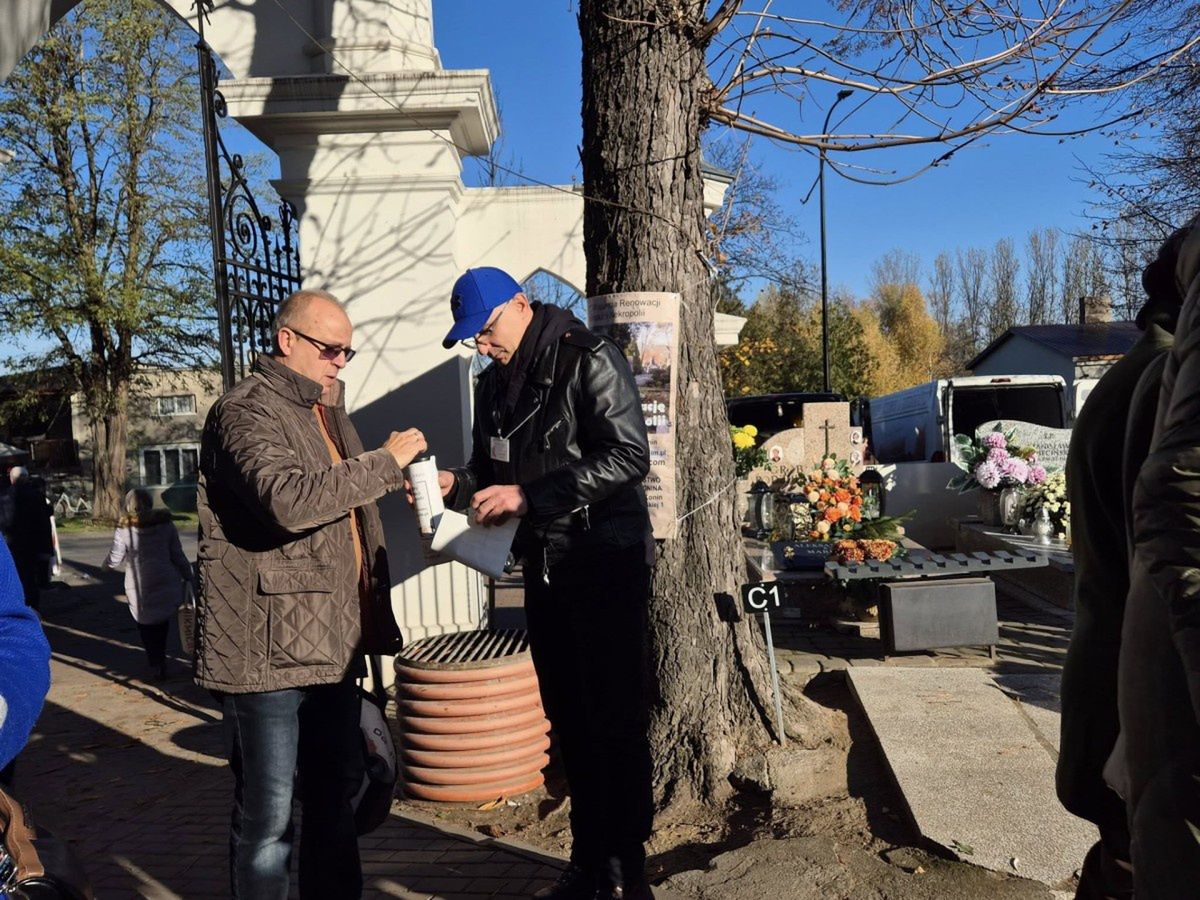Konin: Na cmentarzach trwa kwestowanie na szczytne cele