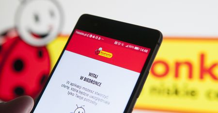 "Dzień Matki" bez wychodzenia z domu. Biedronka i Glovo szykują pocztę kwiatową