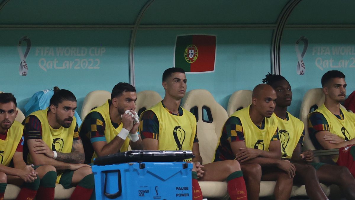 Cristiano Ronaldo of Portugal (C) sits on the bench during the FIFA World Cup 2022 round of 16 soccer match between Portugal and Switzerland at Lusail Stadium in Lusail, Qatar, 06 December 2022. EPA/Abedin Taherkenareh Dostawca: PAP/EPA.