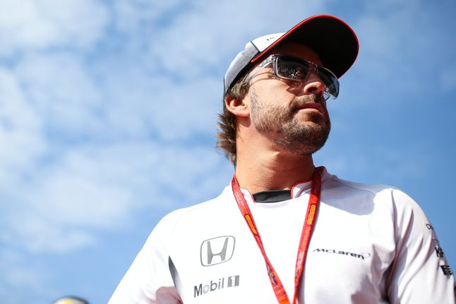 Fernando Alonso patrzący w kierunku.... no właśnie. Ciekawe czym się zajmie gdy odejdzie z F1.