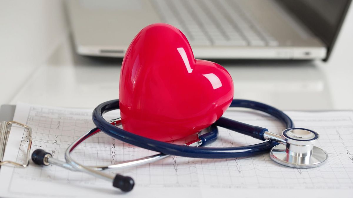 Woda w kolanie odnosi się do większej ilości płynu stawowego.