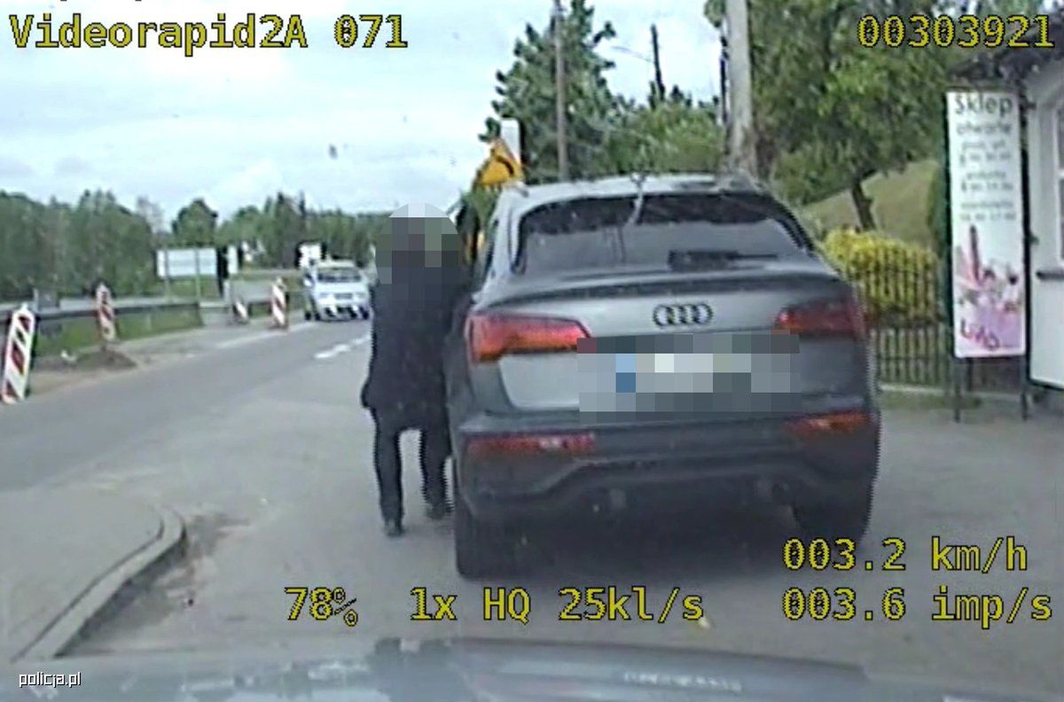 Wyprzedził nieoznakowany radiowóz na czerwonym świetle. Przy kontroli w pośpiechu wysiadł do policjantów, a pojazd... pojechał dalej.