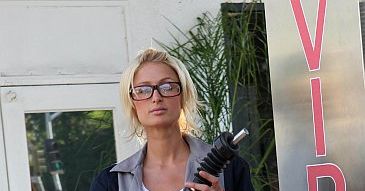 Paris Hilton w okularach-kujonkach