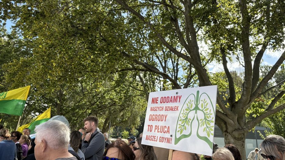 Działkowcy protestowali przed budynkiem magistratu w Gdyni