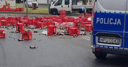 Poznań. Incydent na rondzie Obornickim. Roztrzaskane butelki z piwem