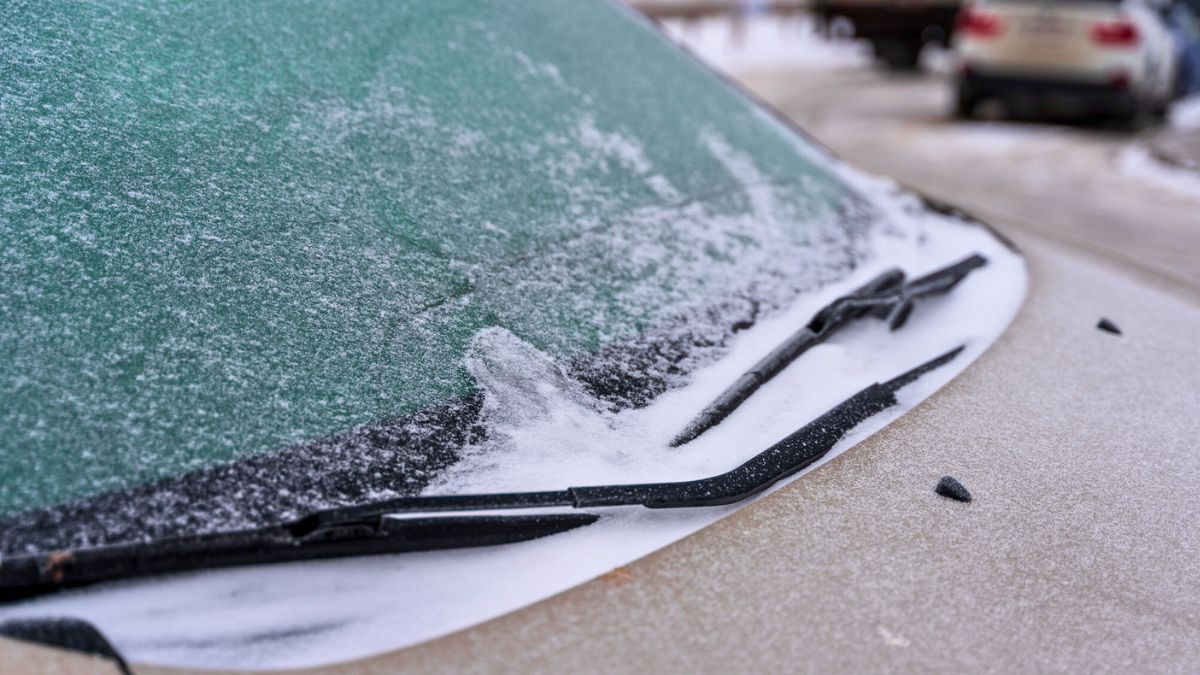 Przednia szyba auta pokryta szronem