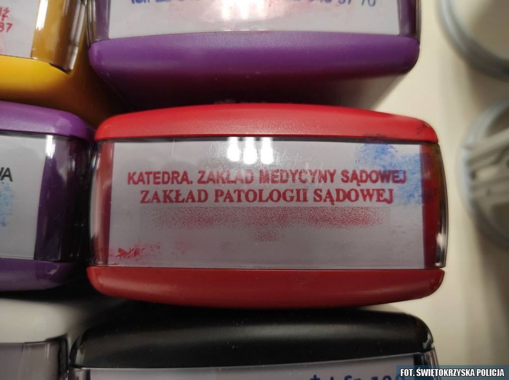 Podrobiona pieczątka znaleziona w domu zatrzymane 24-latki.