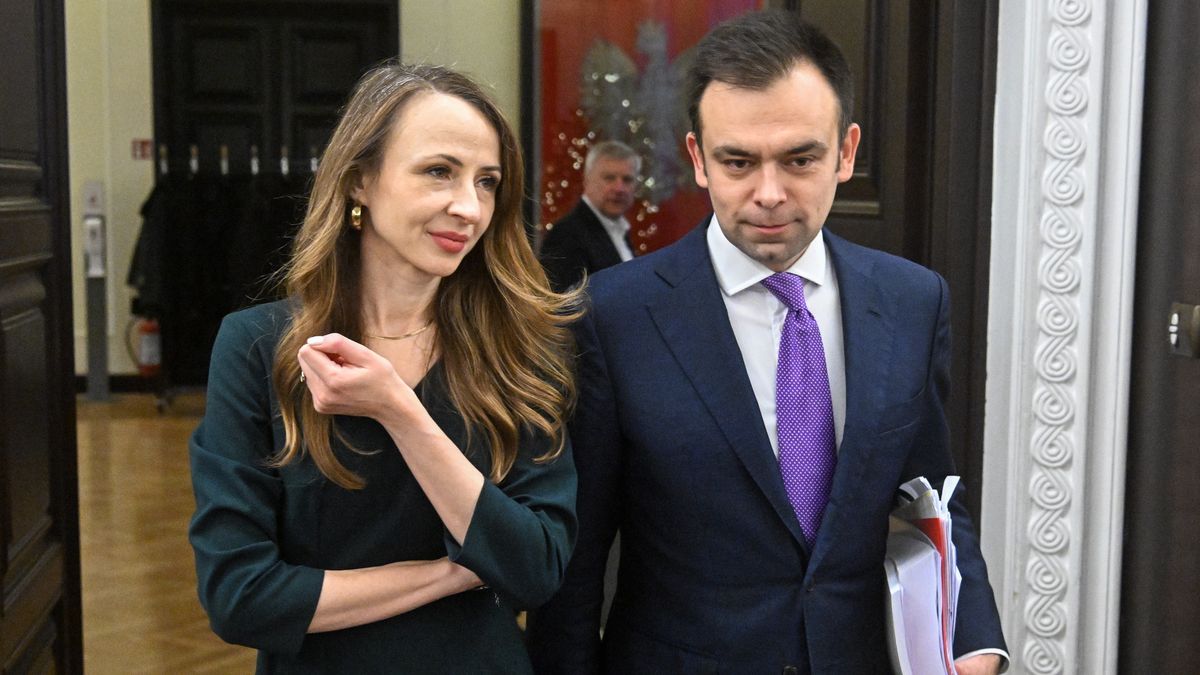 Agnieszka Dziemianowicz-Bąk, Andrzej Domański
Warszawa, 18.12.2023. Minister rodziny, pracy i polityki społecznej Agnieszka Dziemianowicz-Bąk (L) oraz minister finansów Andrzej Domański (P) przed posiedzeniem rządu w siedzibie KRPM w Warszawie, 18 bm. (jm) PAP/Radek Pietruszka
Radek Pietruszka
Kancelaria Prezesa Rady Ministrów, Kancelarii, KPRM, posiedzienie, rząd, rządu, posiedzenie posiedzeniem rządu, w kprm