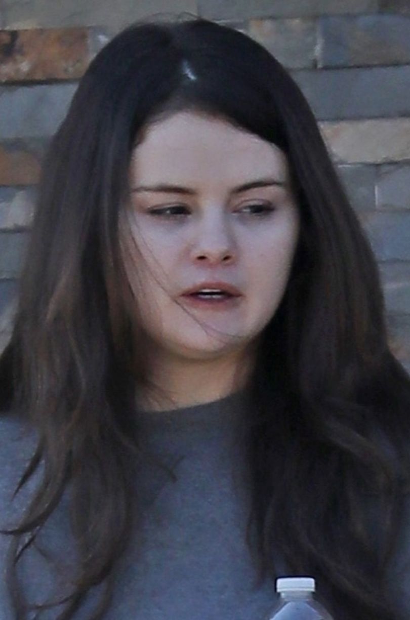 Naturalna Selena Gomez maszeruje do knajpki w Los Angeles