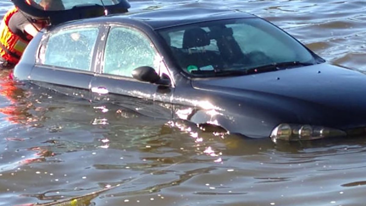 Strażacy musieli wydobyć z jeziora samochód osobowy