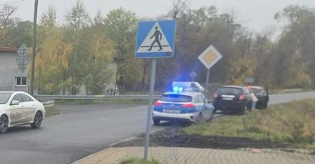 Wypadek w Płońsku. 66-letni kierowca Chevroleta potrącił pieszą na pasach
