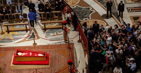 Sceny przy trumnie papieża. "Przekroczono granice"