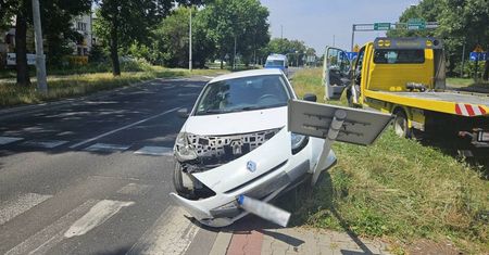 Chciał uniknąć uderzenia w tył busa, który zatrzymał się przed przejściem. Uderzył w znak, a kolizja i tak była