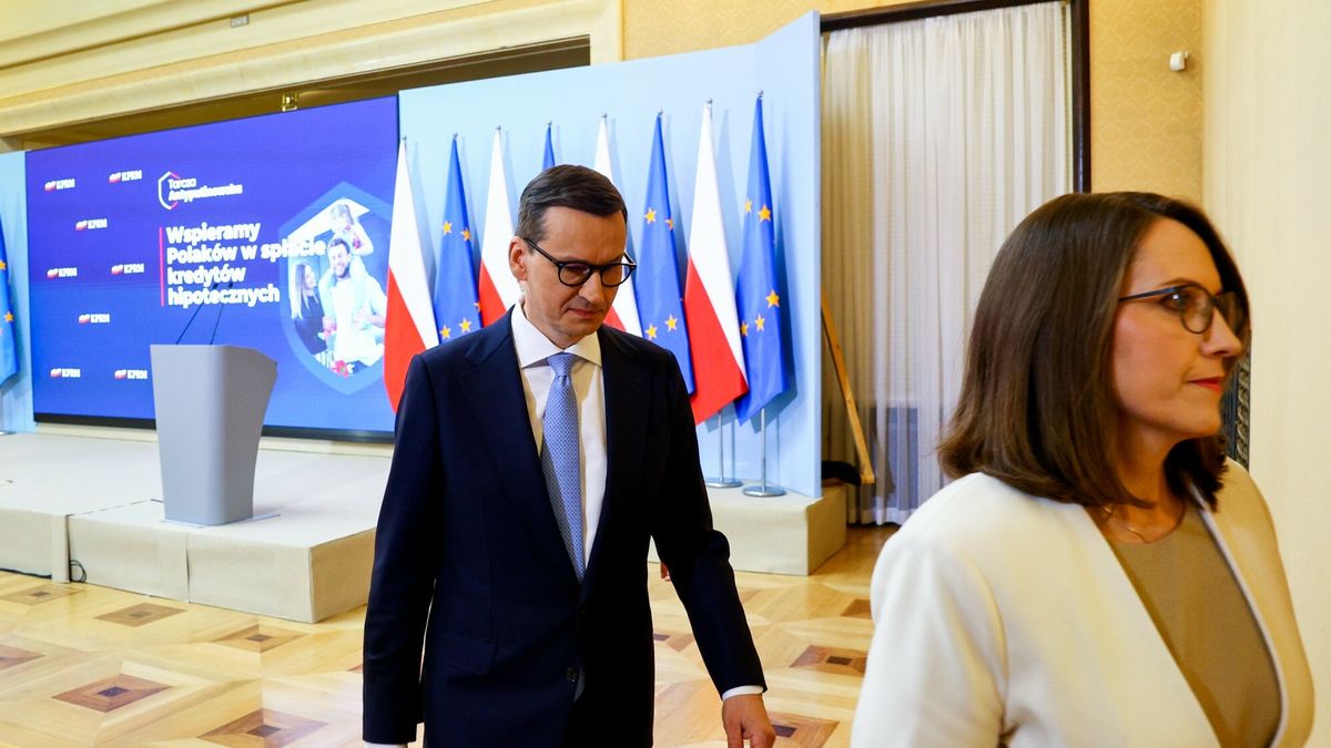 Konferencja premiera Morawieckiego nt. pomocy dla kredytobiorc�w
10.05.2022 Warszawa Konferencja premiera Mateusza Morawieckiego oraz minister finansow Magdaleny Rzeczkowskiej  Fot Jacek Dominski/REPORTER
n/z: Magdalena Rzeczkowska, Mateusz Morawiecki
Jacek Dominski/REPORTER
