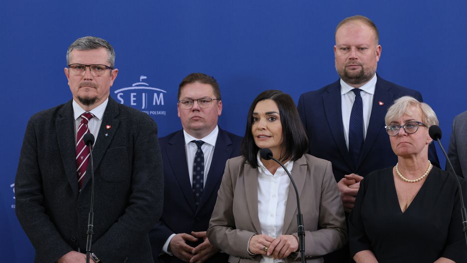 Warszawa, 31.01.2025. Przewodnicząca sejmowej komisji śledczej ds. inwigilacji systemem Pegasus, posłanka PSL Magdalena Sroka (3P), jej zastępcy: poseł Polska 2050-TD Sławomir Ćwik (2L) i poseł KO Marcin Bosacki (L) oraz członkowie komisji, poseł KO Witold Zembaczyński (2P) i posłanka KO Joanna Kluzik-Rostkowska (P) podczas konferencji prasowej w Sejmie w Warszawie, 31 bm. Komisja śprzegłosowała w piątek wniosek o 30-dniowy areszt dla b. szefa MS Zbigniewa Ziobro. B. minister miał być w piątek doprowadzony przed komisję śledczą, ale się na niej nie pojawił. Polityk został zatrzymany przez policję po opuszczeniu studia Telewizji Republika. (jm) PAP/Paweł Supernak