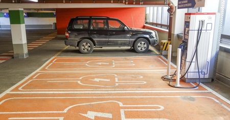 Rząd elektryfikuje miejsca postojowe. Będą nowe przepisy