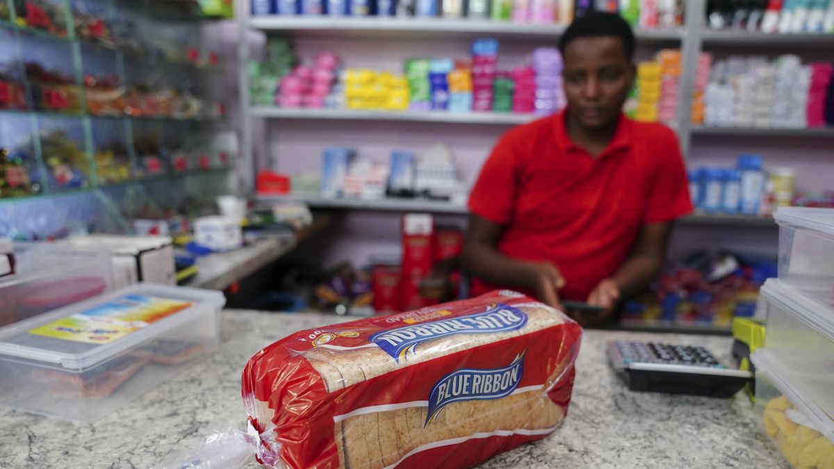  epa09818627 A man shops for bread in a spaza shop in Cape Town, South Africa, 09 March 2022 (issued 12 March 2022). Economist and senior analyst at the South African Centre for Risk Analysis Bheki Mahlobo has indicated fuel and food price increases are amongst some of the knock-on effects that Africans can expect as a result of the current Russia-Ukraine conflict. Increases have already been felt across the continent with more expected. Due to the Russia-Ukraine conflict, global supply chains have been interrupted and as a result, the price of wheat jumped to its highest levels since 2012.  EPA/NIC BOTHMA ATTENTION: This Image is part of a PHOTO SET Dostawca: PAP/EPA.