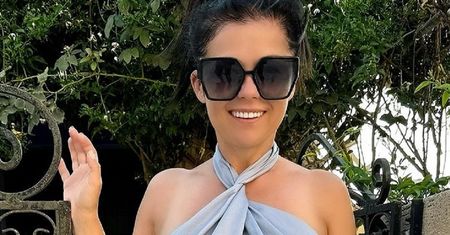 Przechadzała się po greckich uliczkach. Tył sukni wbija w fotel
