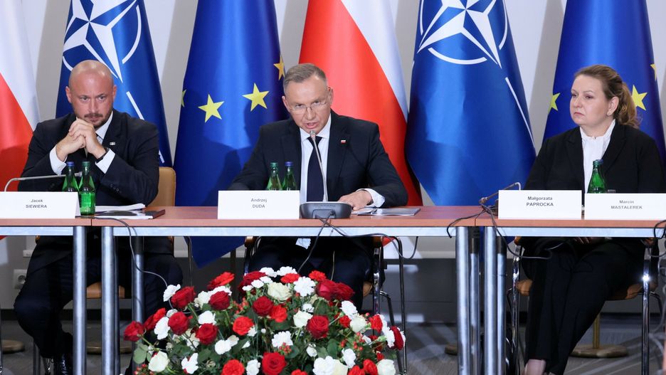 Rada Bezpiecze?stwa Narodowego w Bia?ymstoku
Fot. Wojciech Olkusnik/East News, Bialystok, 10.06.2024. Posiedzenie Rady Bezpieczenstwa Narodowego w Bialymstoku, w zwiazku z sytuacja na granicy polsko-bialoruskiej. 
N/z: Jacek Siewiera, Andrzej Duda, Malgorzata Paprocka
Wojciech Olkusnik