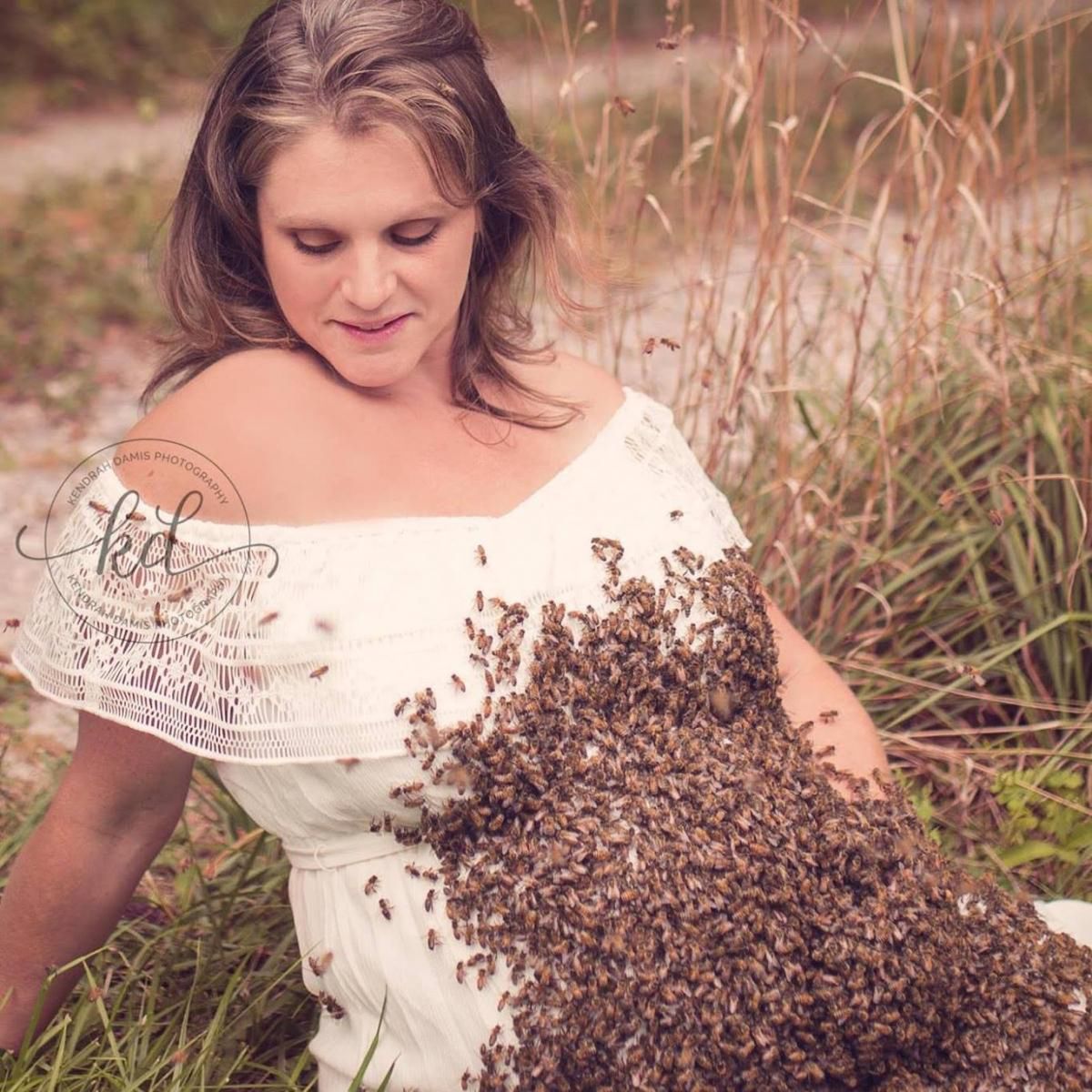 Ciążowa sesja zdjęciowa z pszczołami. To nie pierwszy raz