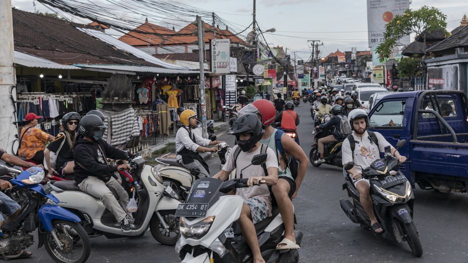Na Bali, bajecznej wyspie indonezyjskiej, od początku zeszłego roku schronienie znalazły tysiące przybyszy z Ukrainy ni Rosji. Władze są zniecierpliwione wykroczeniami wizowymi 