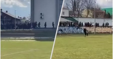 Wbiegają z wrzaskiem na stadion. Na trybunach popłoch
