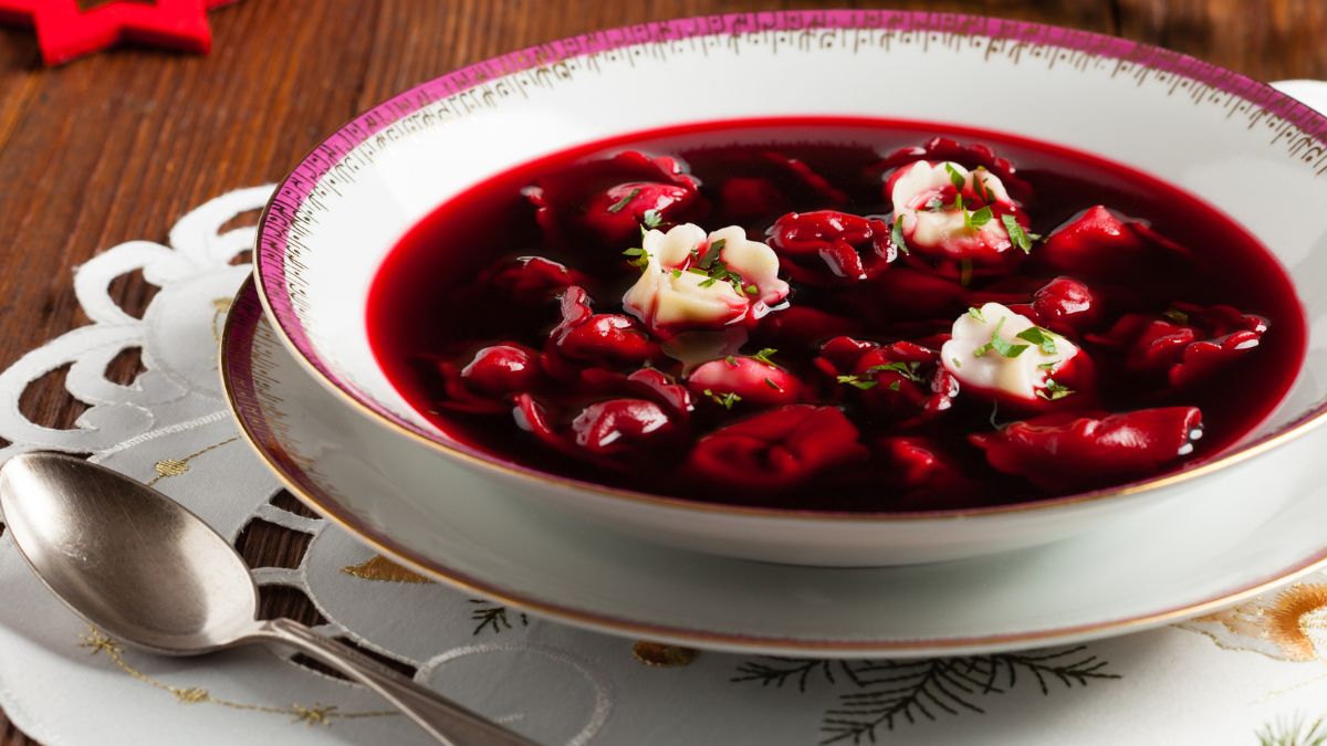 Barszcz czerwony z dodatkiem sosu sojowego.