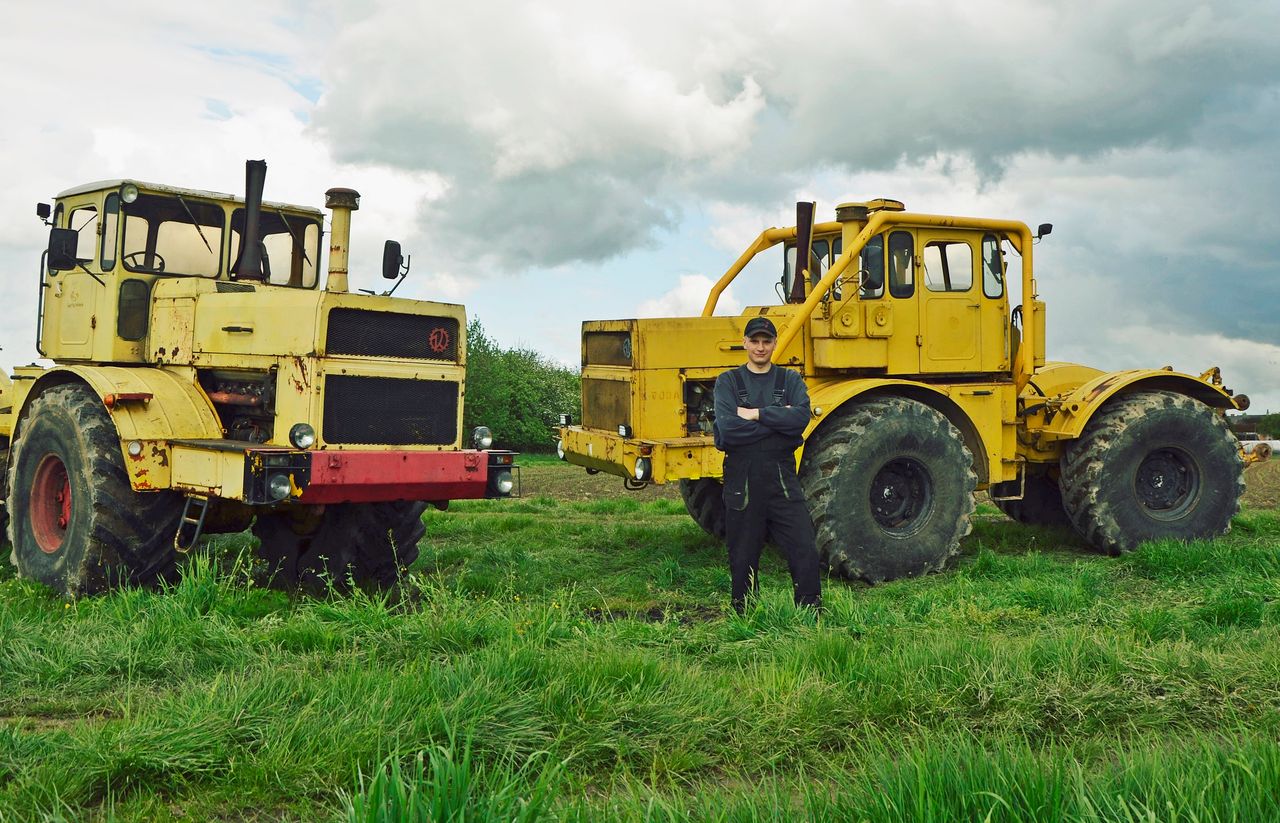 Rolnik Łukasz ma dwa traktory Kirovets K-700A. Nie zamieniłby ich na nowe
