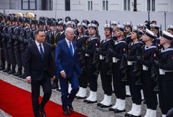 Biden w Warszawie zaliczył wpadkę? Głośno o czerwonym dywanie w amerykańskiej sieci