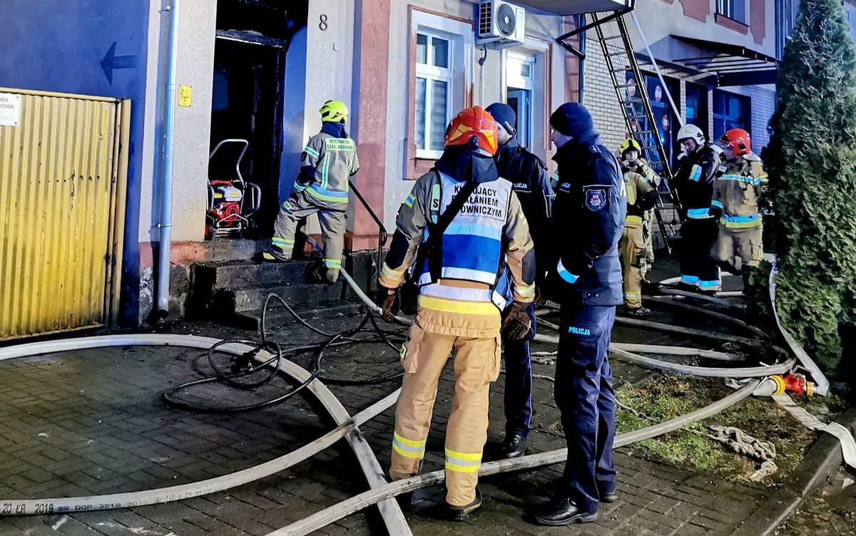 Policjanci zatrzymali podpalaczy kamienicy z Szamocina