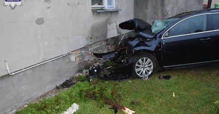 Wjechał w dom. Był pijany, jest nagranie
