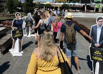 Postawili aleję milionerów PiS. "Niech ludzie zobaczą skalę nepotyzmu"