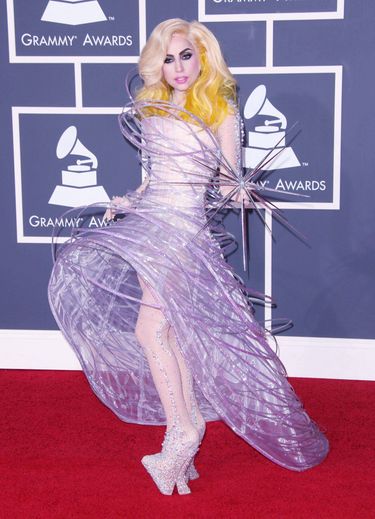 Lady Gaga w kreacji Armani Privé - Grammy 2010, najpiękniejsze stylizacje wszech czasów