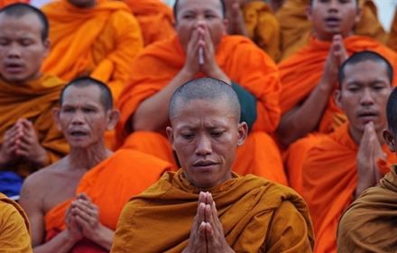 Zatrudnili mnichów, by powstrzymać samobójstwa