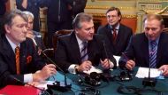 Przy okrągłym stole: Wiktor Juszczenko (L), Aleksander Kwaśniewski (w środku) i prezydent Ukrainy Leonid Kuczma