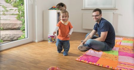 Jak dbać o drewnianą podłogę wykończoną lakierem?