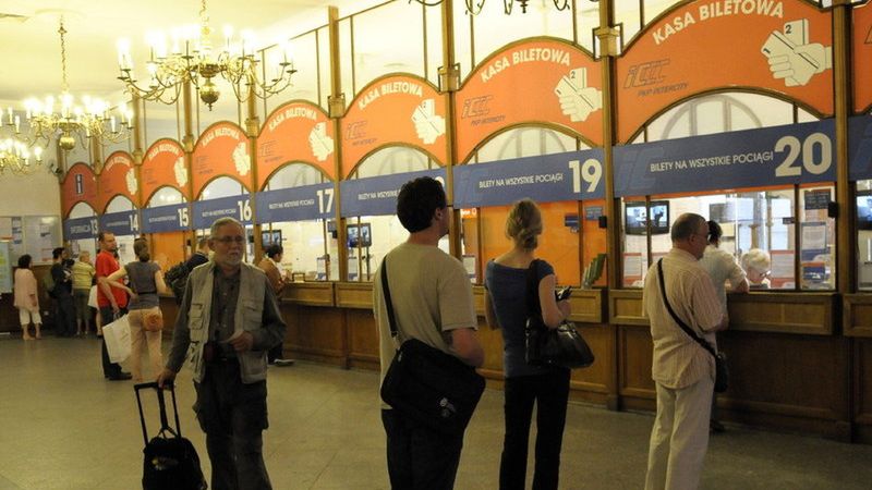 Zdezorientowani pasażerowie krążą od jednej kasy do drugiej