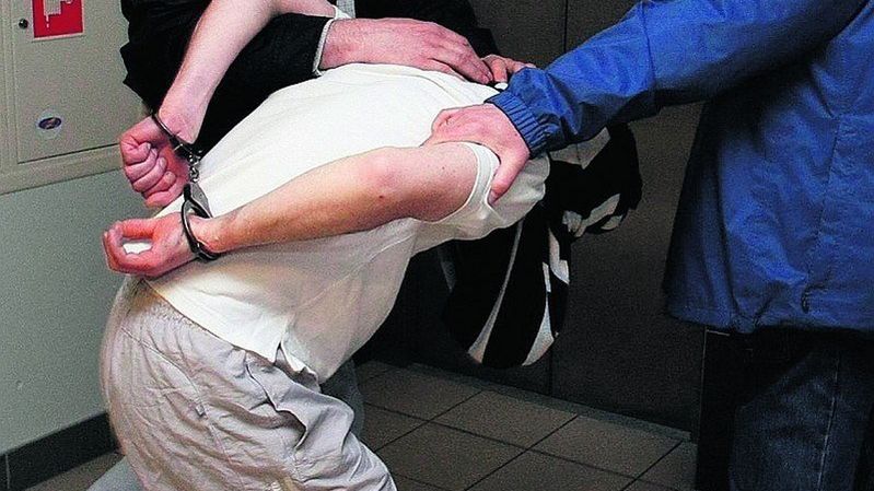 Policja doprowadza podejrzanego do prokuratury.