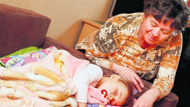 Wrocławianka Krystyna Koźbiał często zajmuje się dwuletnią wnuczką Martynką. Już od maja będzie babcią na pełny etat, bo jej córka wraca do pracy