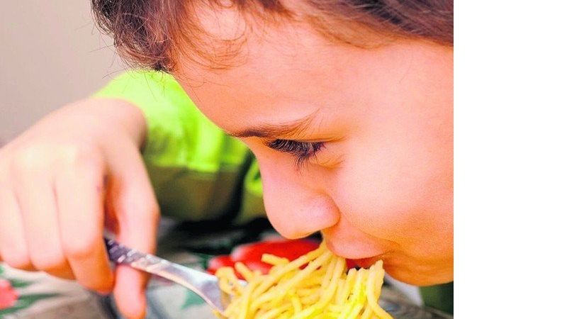 Coraz więcej dzieci jedyny ciepły posiłek je w szkole.