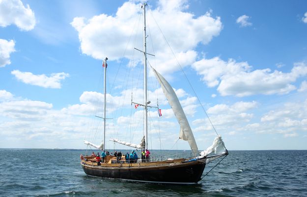 Jacht Zjawa IV - moment, w którym wypływał z portu w Gdyni