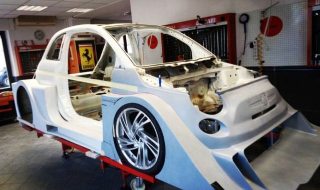 Rafał Sonik buduje hybrydę o mocy 700 KM na bazie Fiata 500
