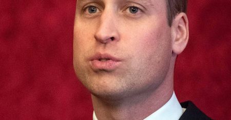 Książę William z wielkim zaangażowaniem szorował toalety i rąbał drewno. Tak spędził czas na wakacjach