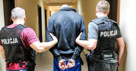 Brutalny morderca uciekł z konwoju. Sąd nie miał dla niego litości