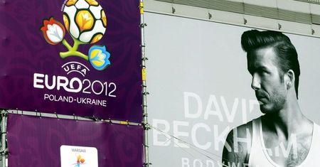 Beckham gra w reklamach. Milionerowi brakuje kasy?