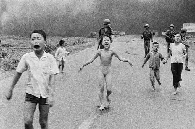 Stała się symbolem ofiar wojny w Wietnamie. Przez latach żyła z koszmarnym bólem
