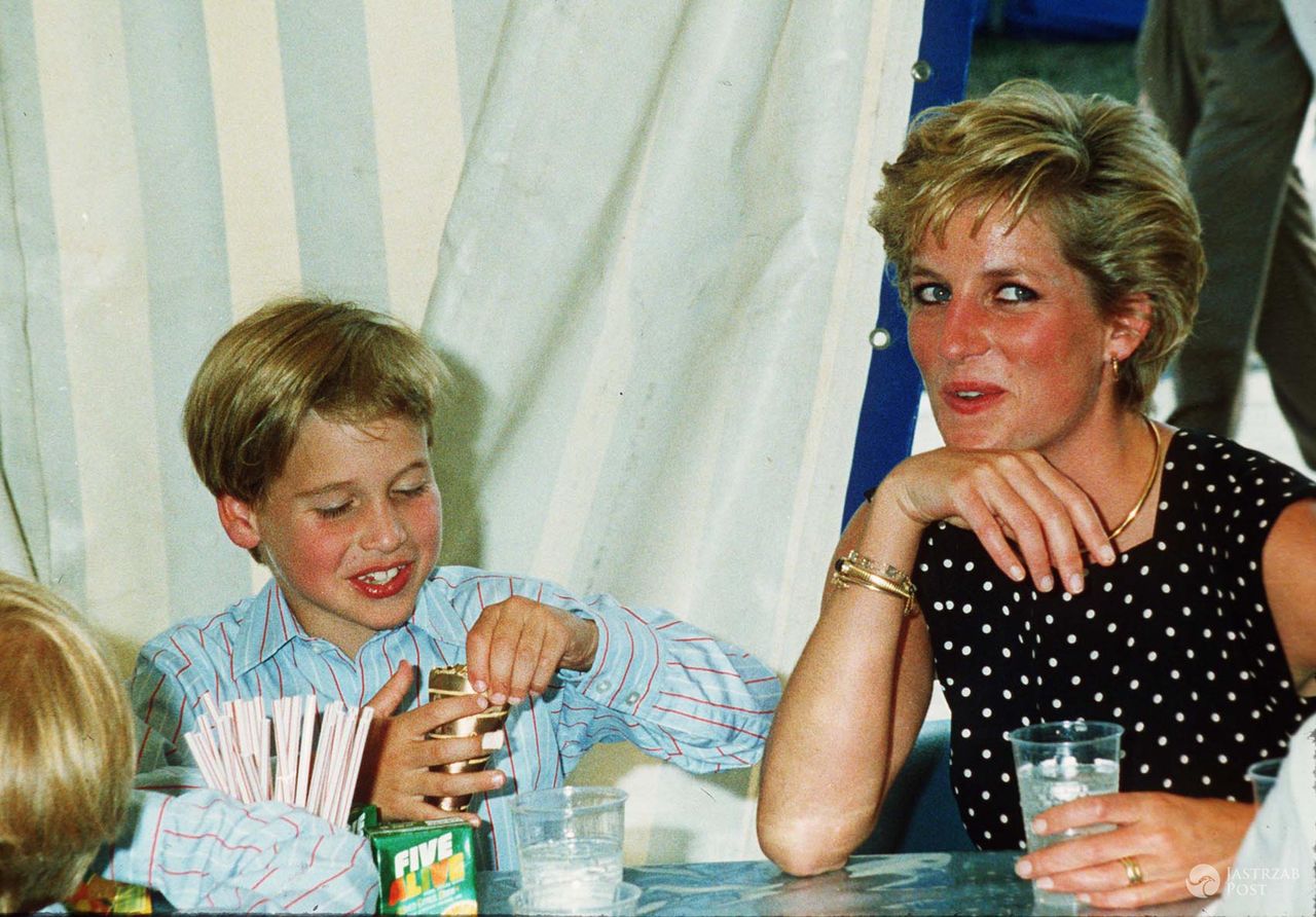 Diana, Princess of Wales with a young Prince William at a restaurant in London. / OKO NA SWIAT

Photo. Anwar Hussein