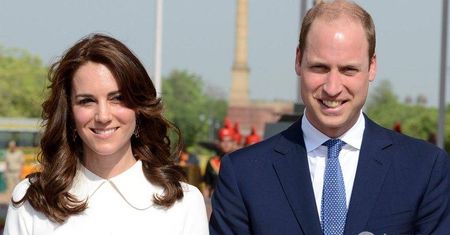 Księżna Kate o krok od wpadki. Biała sukienka spłatała jej figla podczas wizyty w Indiach