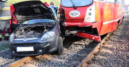 Wjechała fiatem pod tramwaj. Zginęła na miejscu